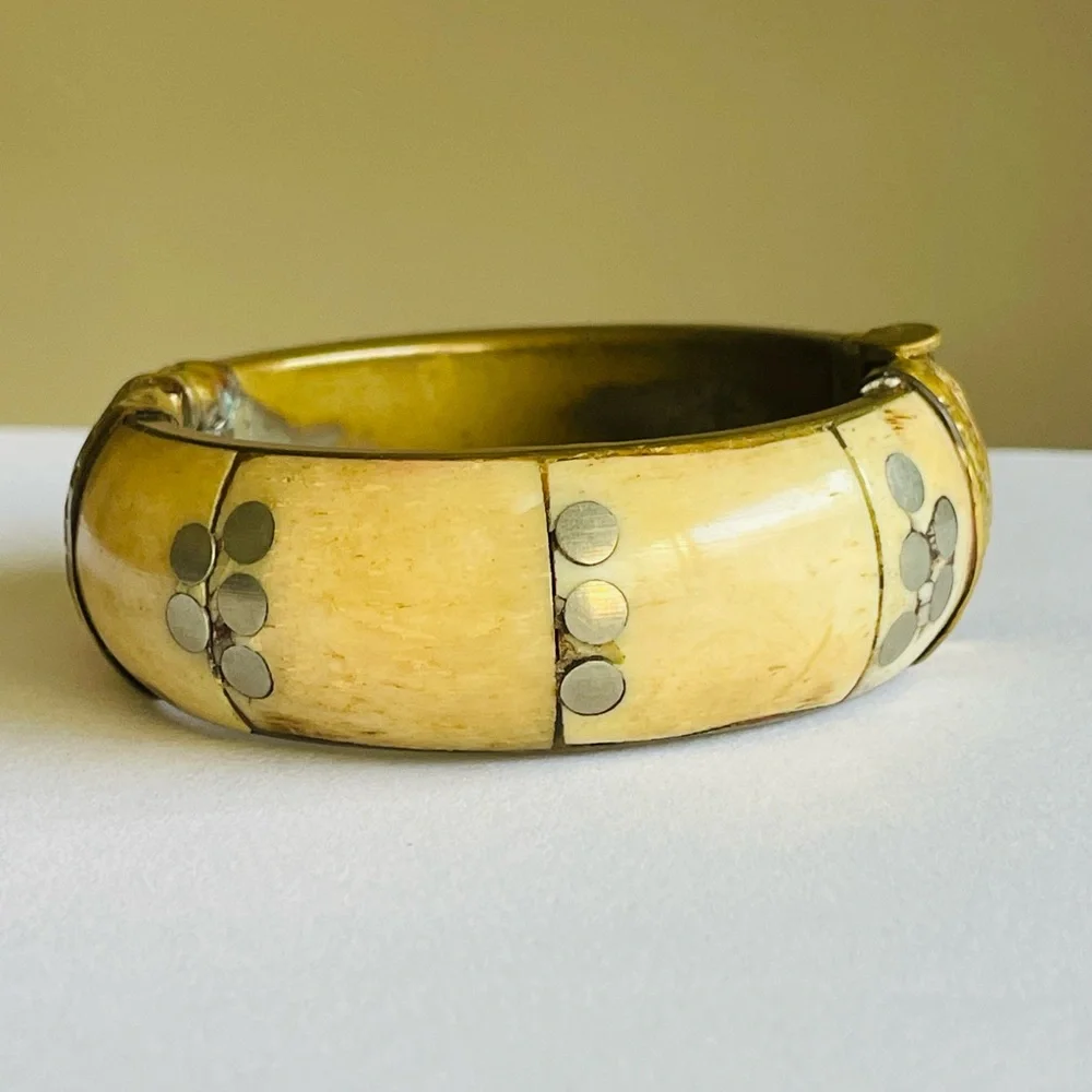 Vintage Ivory-Tone Inlay brass Bangle Bracelet w latch